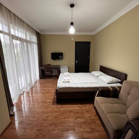 Guest House Madonna 코불레티 외부 사진