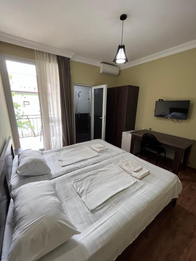 Guest House Madonna 코불레티 외부 사진