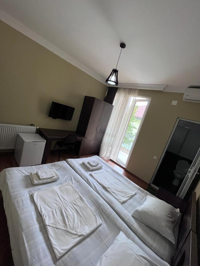 Guest House Madonna 코불레티 외부 사진
