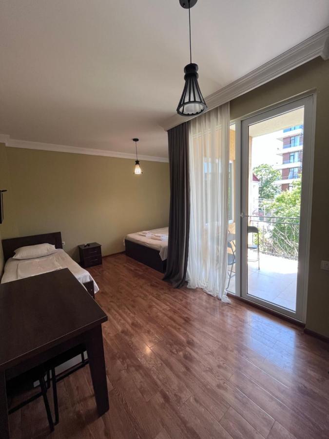 Guest House Madonna 코불레티 외부 사진