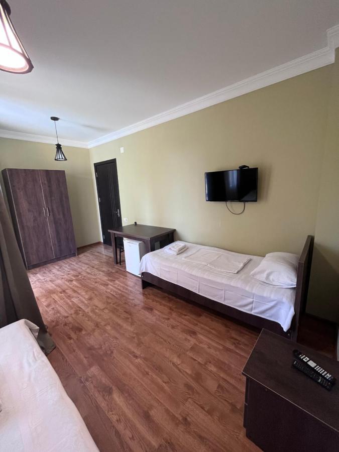 Guest House Madonna 코불레티 외부 사진
