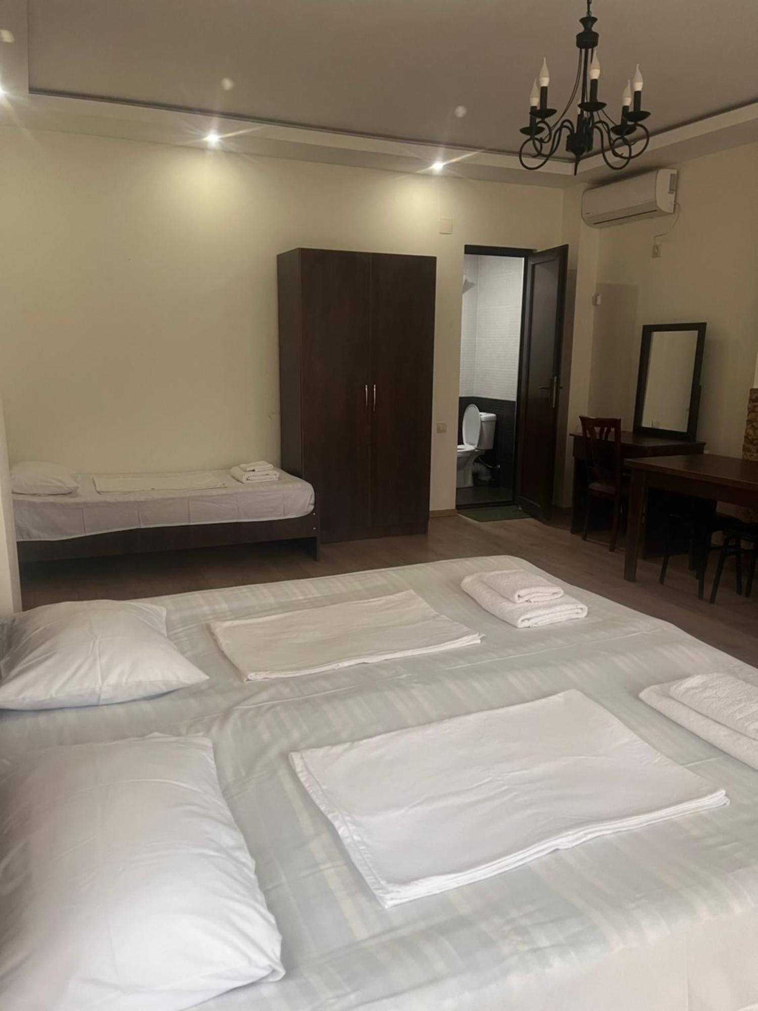 Guest House Madonna 코불레티 외부 사진