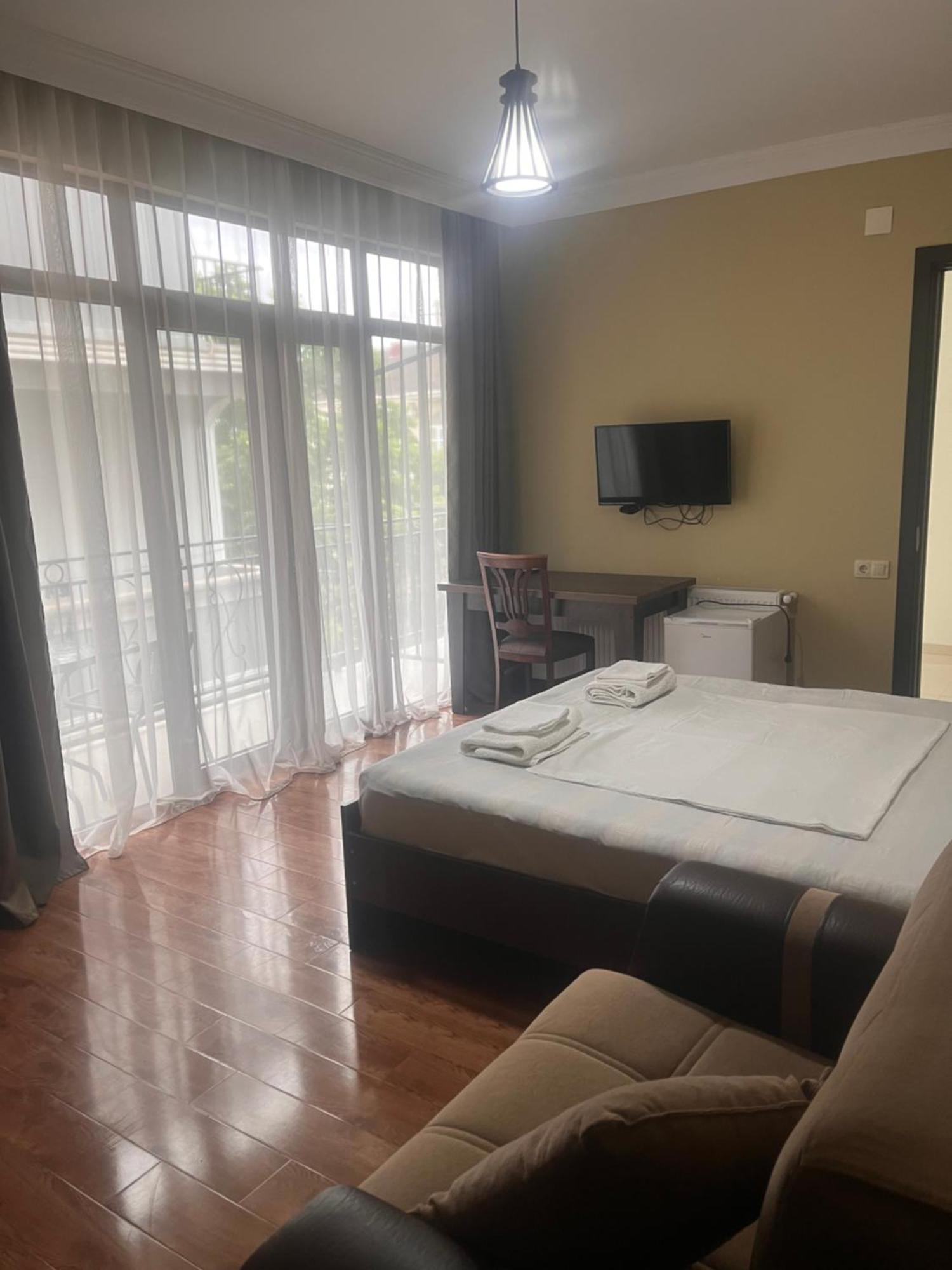 Guest House Madonna 코불레티 외부 사진