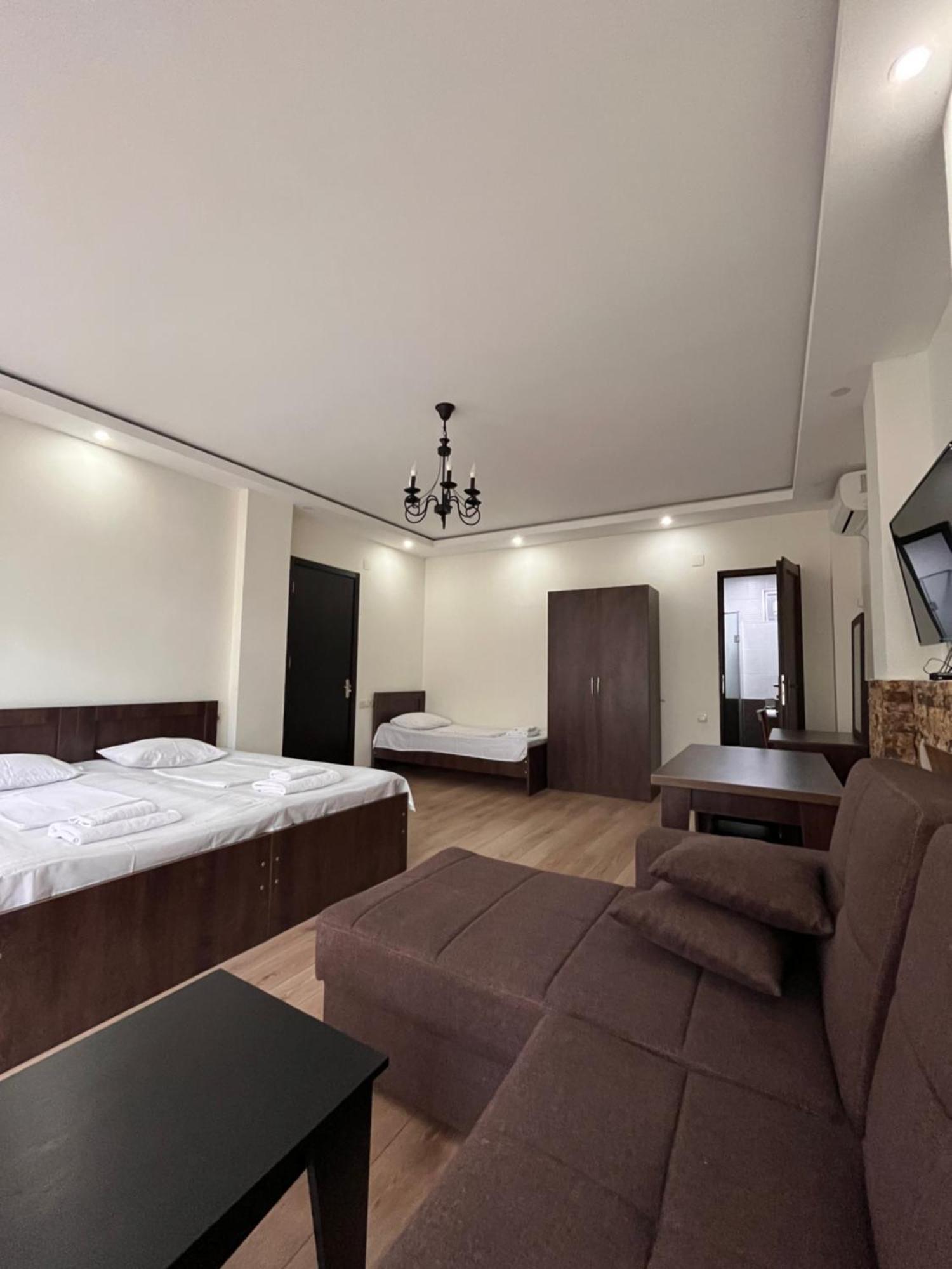 Guest House Madonna 코불레티 외부 사진