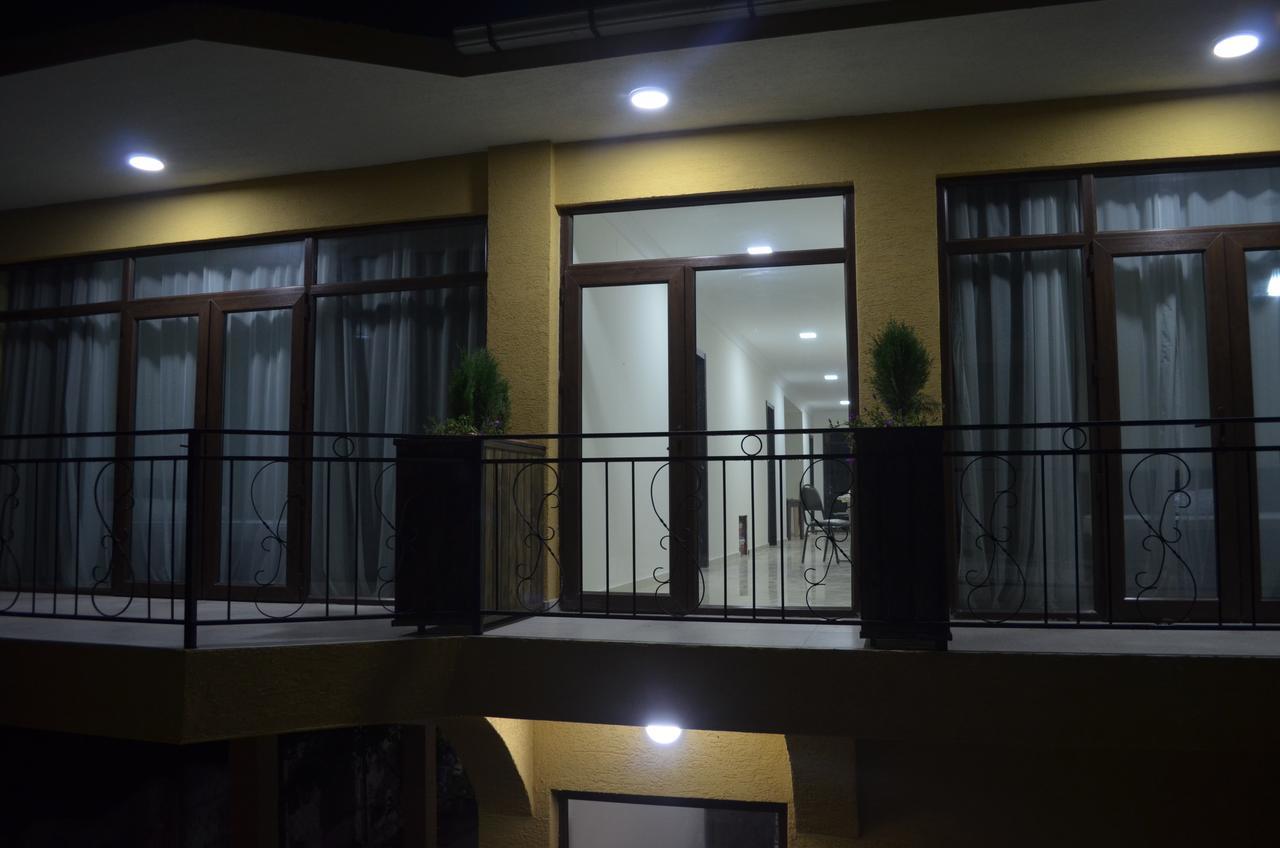 Guest House Madonna 코불레티 외부 사진